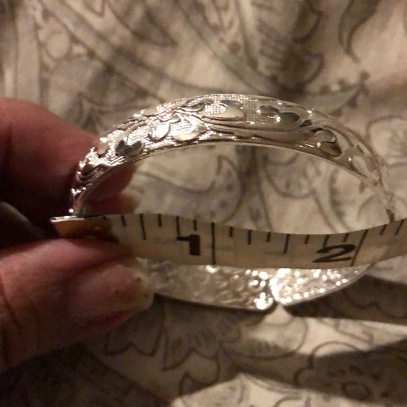 Pretty Silver-tone Bangle Bracelet - Picture 2 of 5